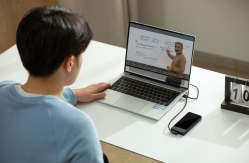 无惧跨语种挑战 科大讯飞发布双屏翻译机，网友盛赞“真心硬核”翻译服务